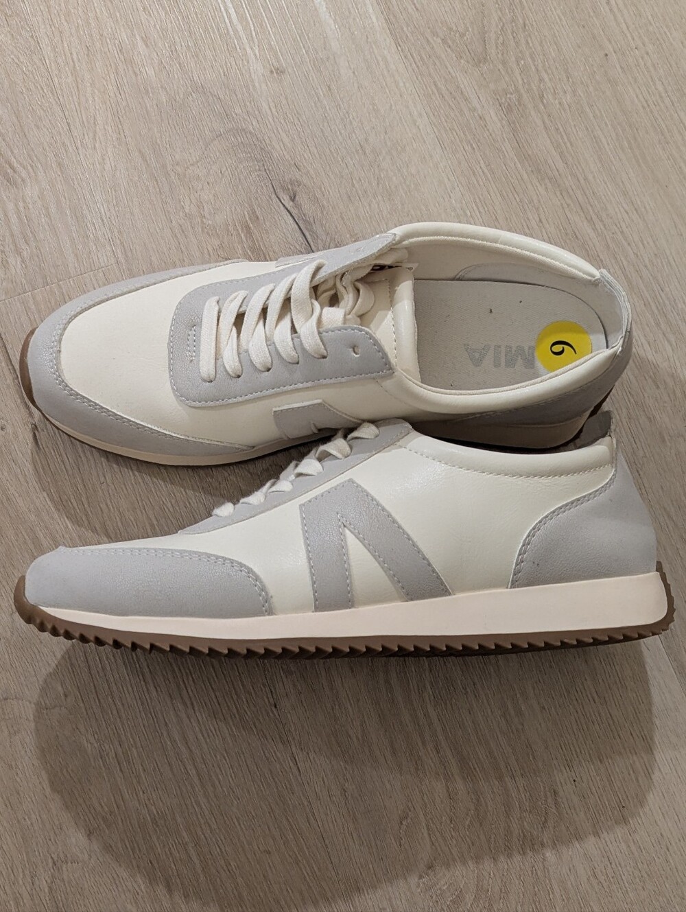 Mia Sneakers
